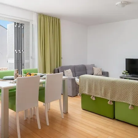 Sunny 1-bedroom 1211 Apartmán Petrcane