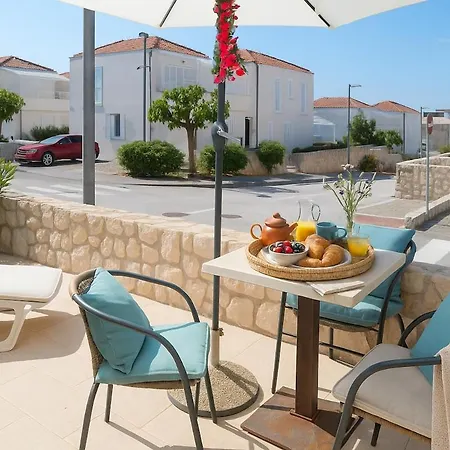 Sunny 1-bedroom 1211 Apartmán Petrcane