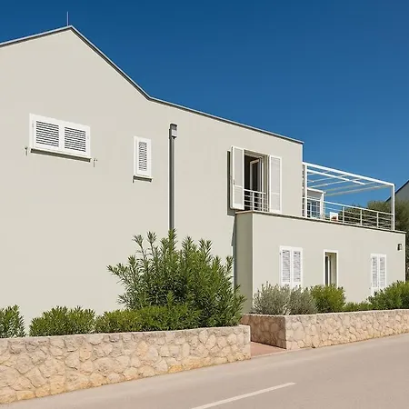 Sunny 1-bedroom 1211 *